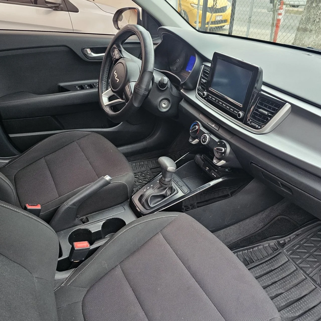 Kia  Rio LX  2023 en Ensenada miniatura 2